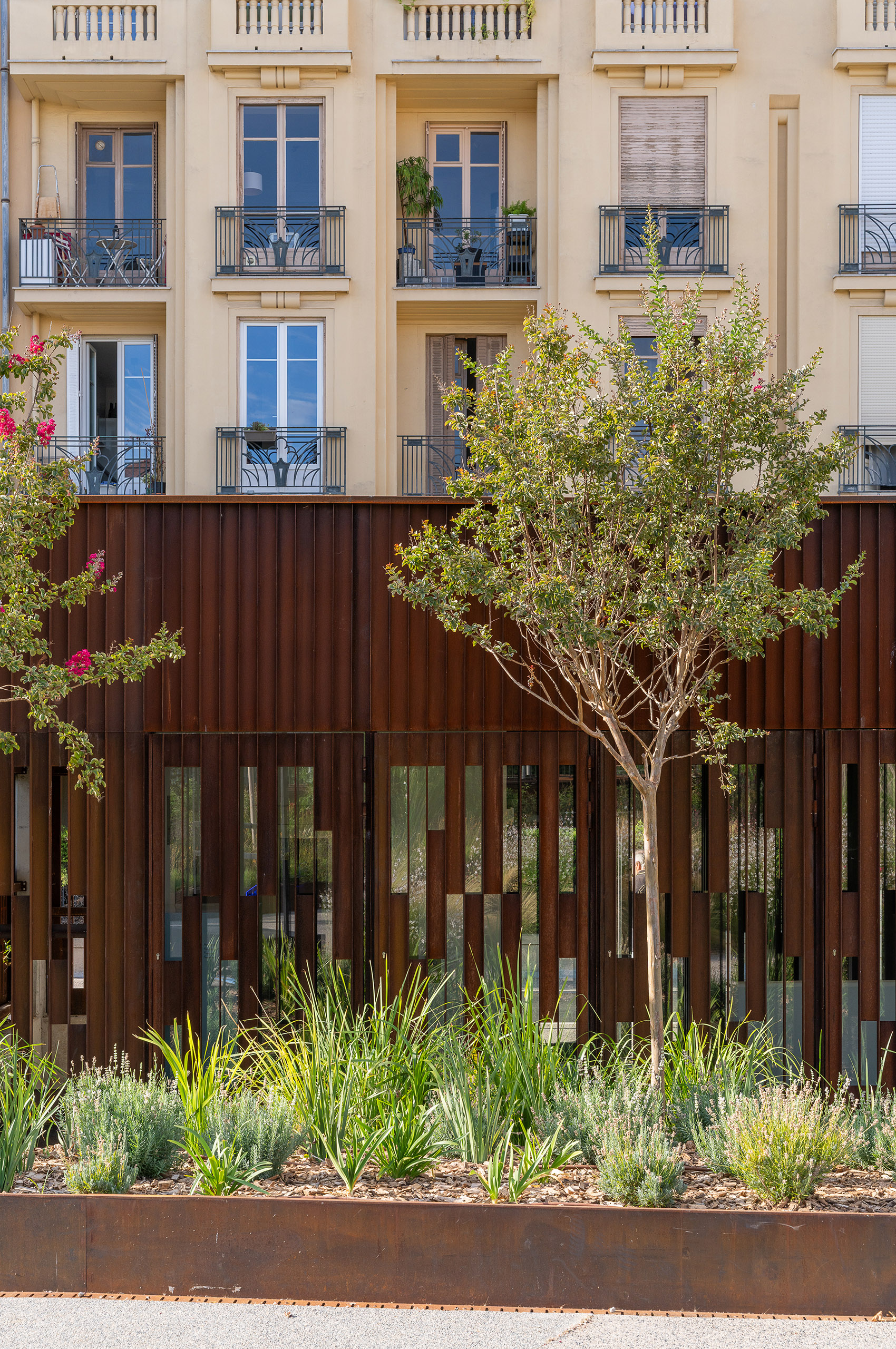 erades-bouzat-architectes-nice-parking-jardin